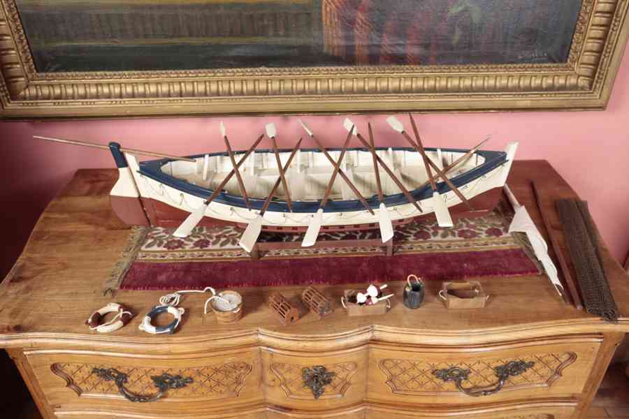 Velký dřevěný model rybářské lodi s vesly - foto 2