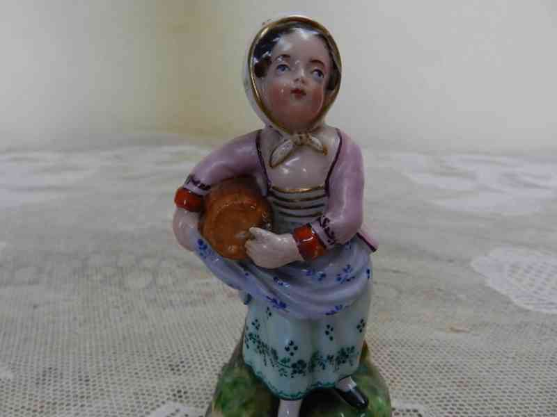 Krásná ručně malovaná figurka Dívka se Soudkem 19st. - foto 2
