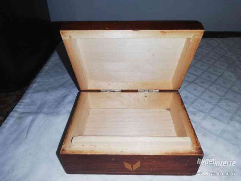 Dřevěná vyřezávaná šperkovnice - foto 4