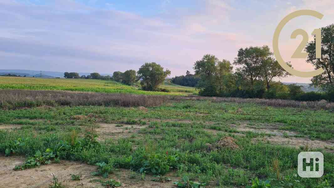 Jižně orientovaný zasíťovaný stavební pozemek, 1047m2, Vysoký Újezd - 12 min na Zličín - foto 3