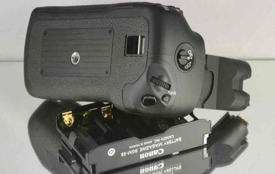 Canon BG-E7 **Originální battery grip pro Canon EOS 7D - foto 3