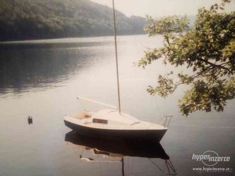 Prodám kajutovou plachetnici s přívěsem - foto 5