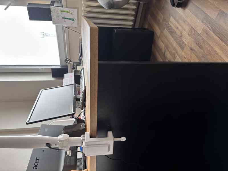 Kancelářské stoly a nábytek