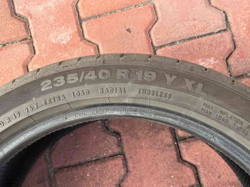 Prodej 2 ks letních pneu 235 40 19 96Y - foto 2
