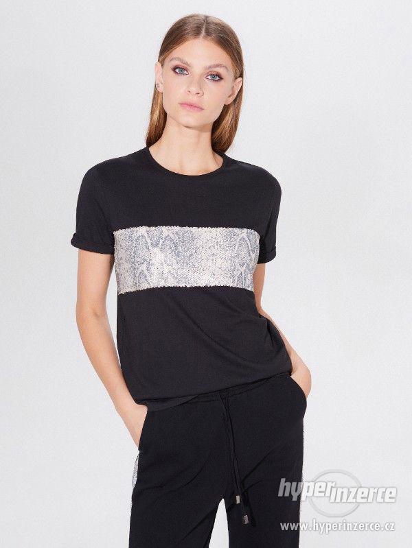 MOHITO Bavlněné kalhoty joggers s FLITRY a triko XS S M L - foto 4