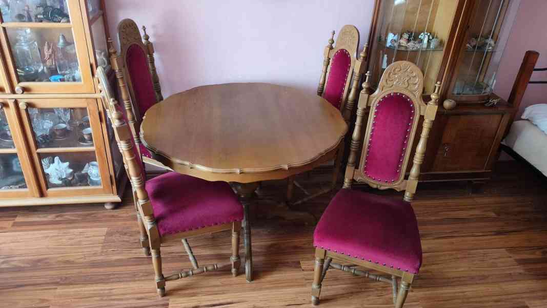 Starožitný nábytek (vitrína a stůl se židlemi) - foto 2