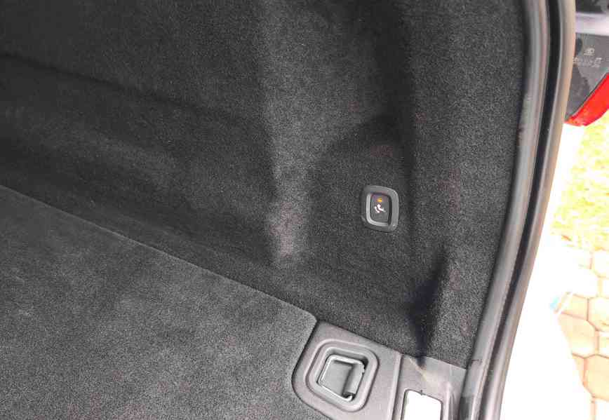 Volvo XC60 AWD, 4/2022, B4 diesel, nezávislé topení, tažné z - foto 7