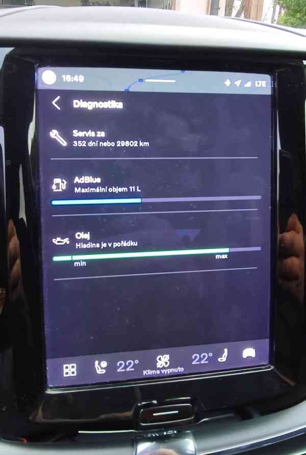 Volvo XC60 AWD, 4/2022, B4 diesel, nezávislé topení, tažné z - foto 17