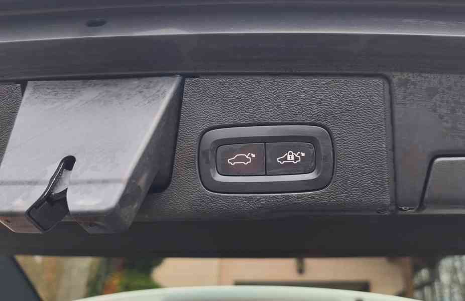 Volvo XC60 AWD, 4/2022, B4 diesel, nezávislé topení, tažné z - foto 9