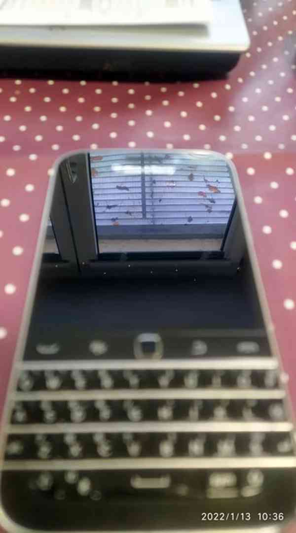 Prodám telefon Blackberry Classic (SQC100-1). Cena 700 Kč - foto 1