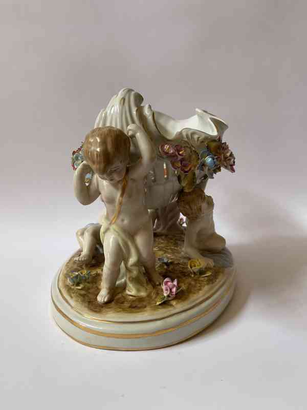 Figurální porcelánová žardiniéra - amorci - foto 5