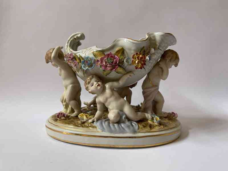 Figurální porcelánová žardiniéra - amorci - foto 4