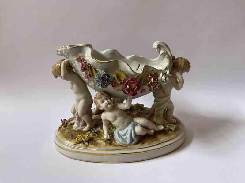 Figurální porcelánová žardiniéra - amorci