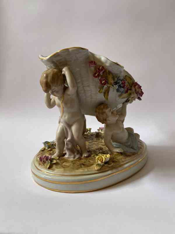 Figurální porcelánová žardiniéra - amorci - foto 3