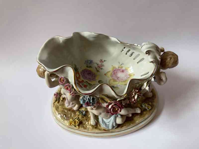 Figurální porcelánová žardiniéra - amorci - foto 2