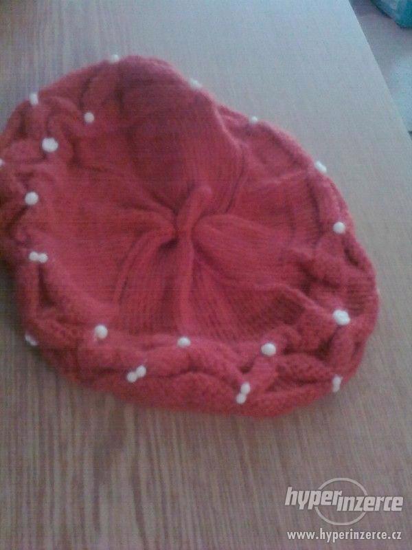 Červený pletený baret - foto 1