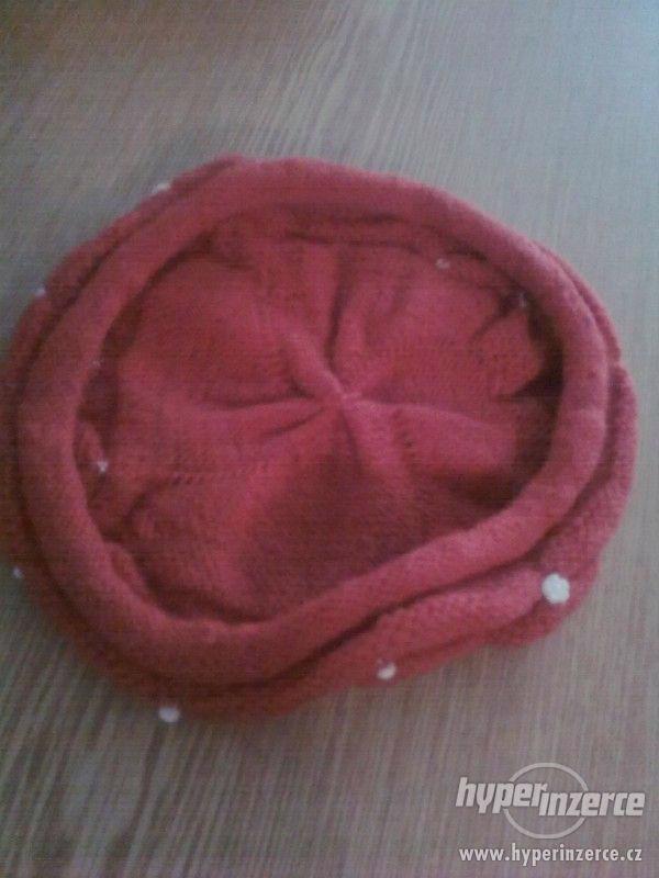 Červený pletený baret - foto 2