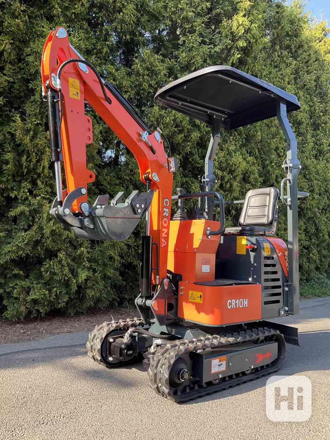 Minibagr CR10H 1000 kg s předchladičem, mimoosý - foto 1