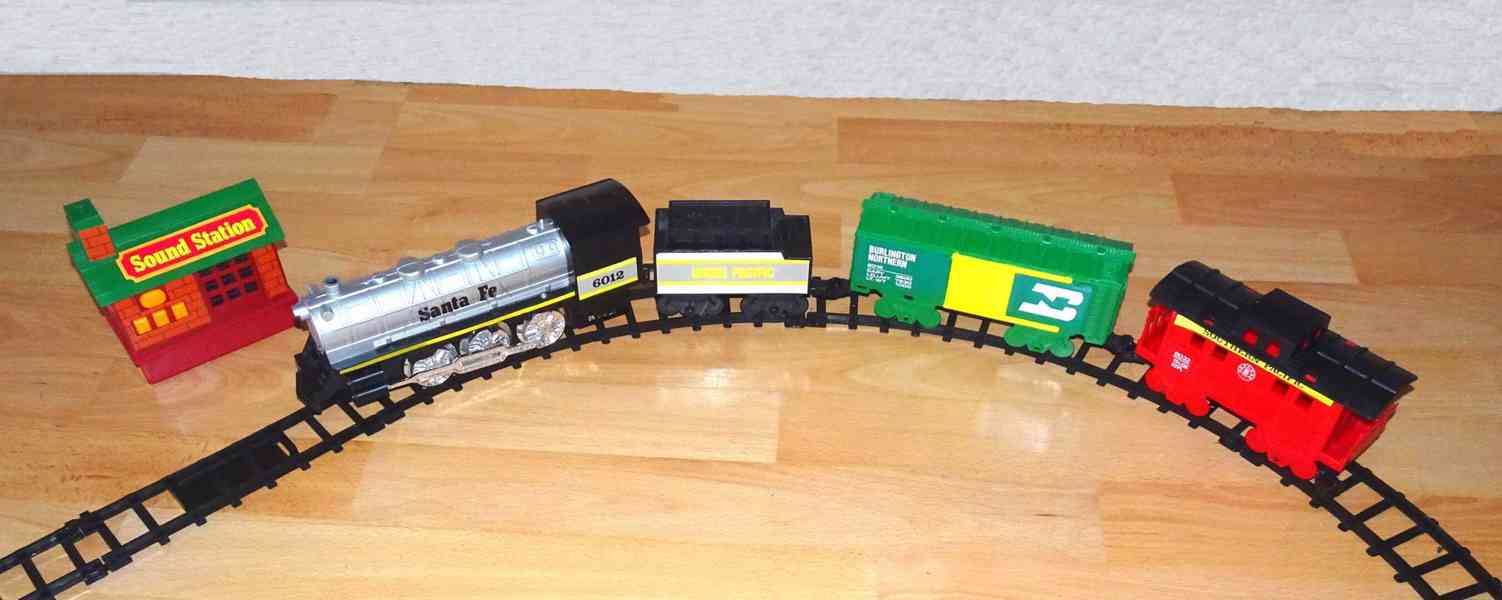 Elektrický vlak s lokomotivou.  Bezvadný stav ! - foto 3