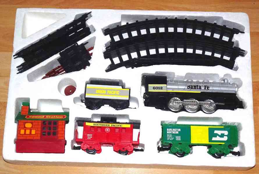 Elektrický vlak s lokomotivou.  Bezvadný stav ! - foto 2