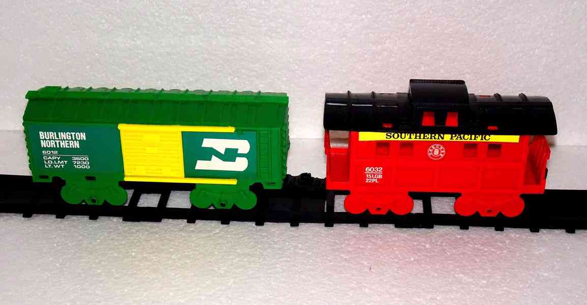 Elektrický vlak s lokomotivou.  Bezvadný stav ! - foto 10