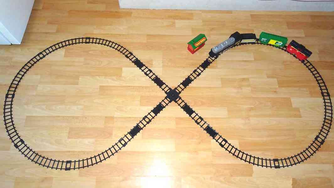 Elektrický vlak s lokomotivou.  Bezvadný stav ! - foto 4