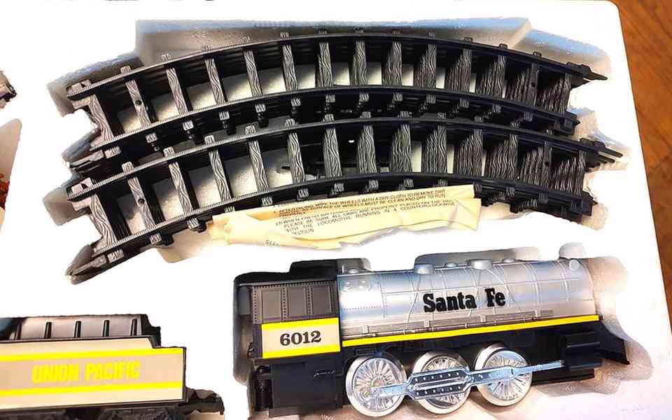 Elektrický vlak s lokomotivou.  Bezvadný stav ! - foto 6