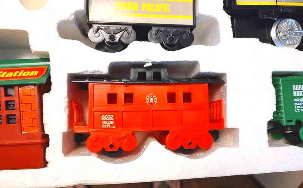 Elektrický vlak s lokomotivou.  Bezvadný stav ! - foto 7