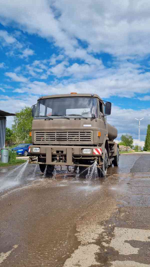 Kropička - Kropící vůz Liaz - armádní zelená - foto 2