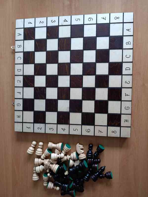 Střední dřevěné vyřezávané šachy 43x43 - nepoužité - foto 12