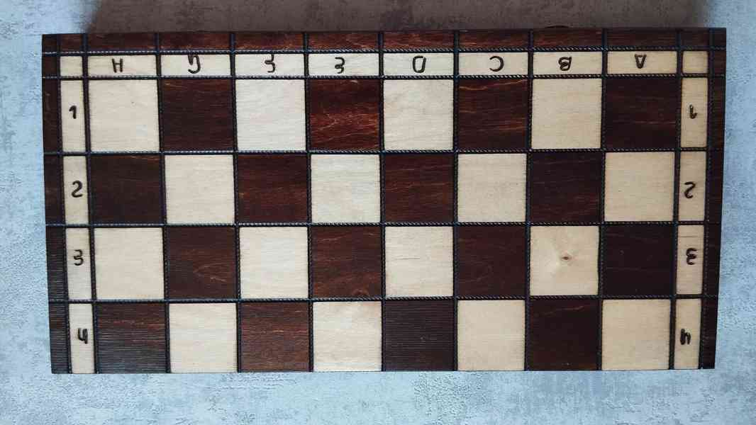 Střední dřevěné vyřezávané šachy 42x42, nepoužité - foto 3