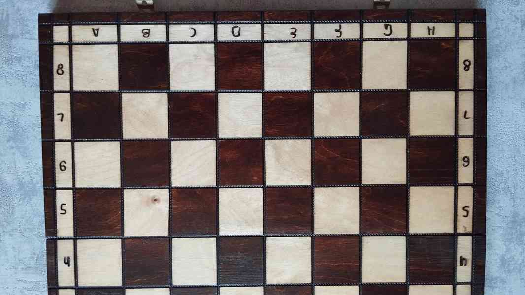 Střední dřevěné vyřezávané šachy 42x42, nepoužité - foto 19