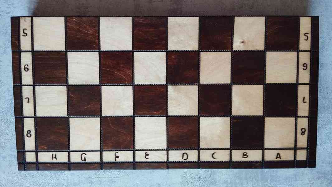 Střední dřevěné vyřezávané šachy 42x42, nepoužité - foto 2