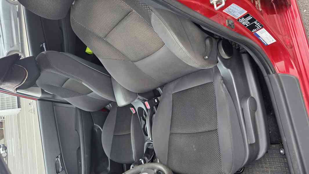 Hyundai i30 kombi 1,4i 80kw  - foto 9