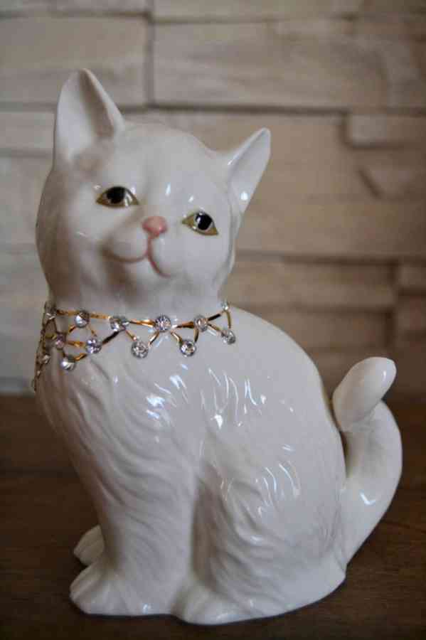 Porcelánová kočka s obojkem