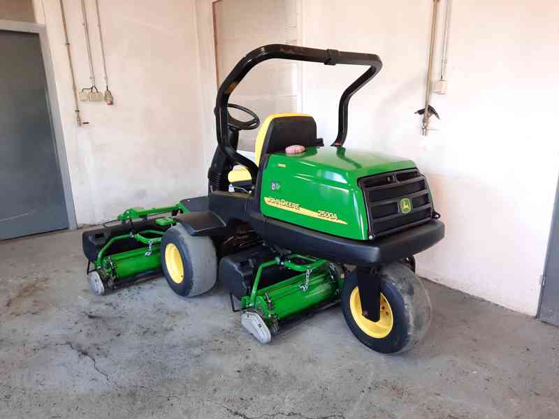 Vřetenová sekačka John Deere 2500A - foto 3