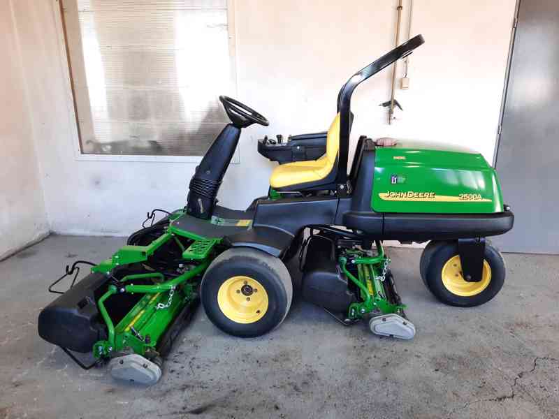 Vřetenová sekačka John Deere 2500A - foto 2