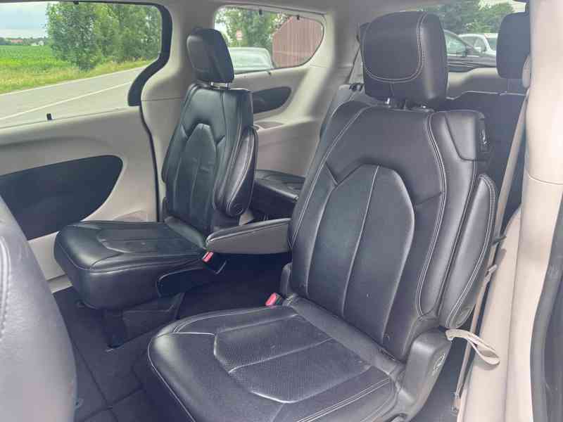 Chrysler Pacifica 3,6 L RU Čočka Adapt 2022 - foto 13