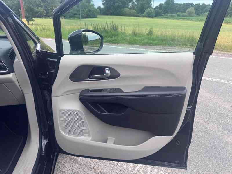 Chrysler Pacifica 3,6 L RU Čočka Adapt 2022 - foto 11