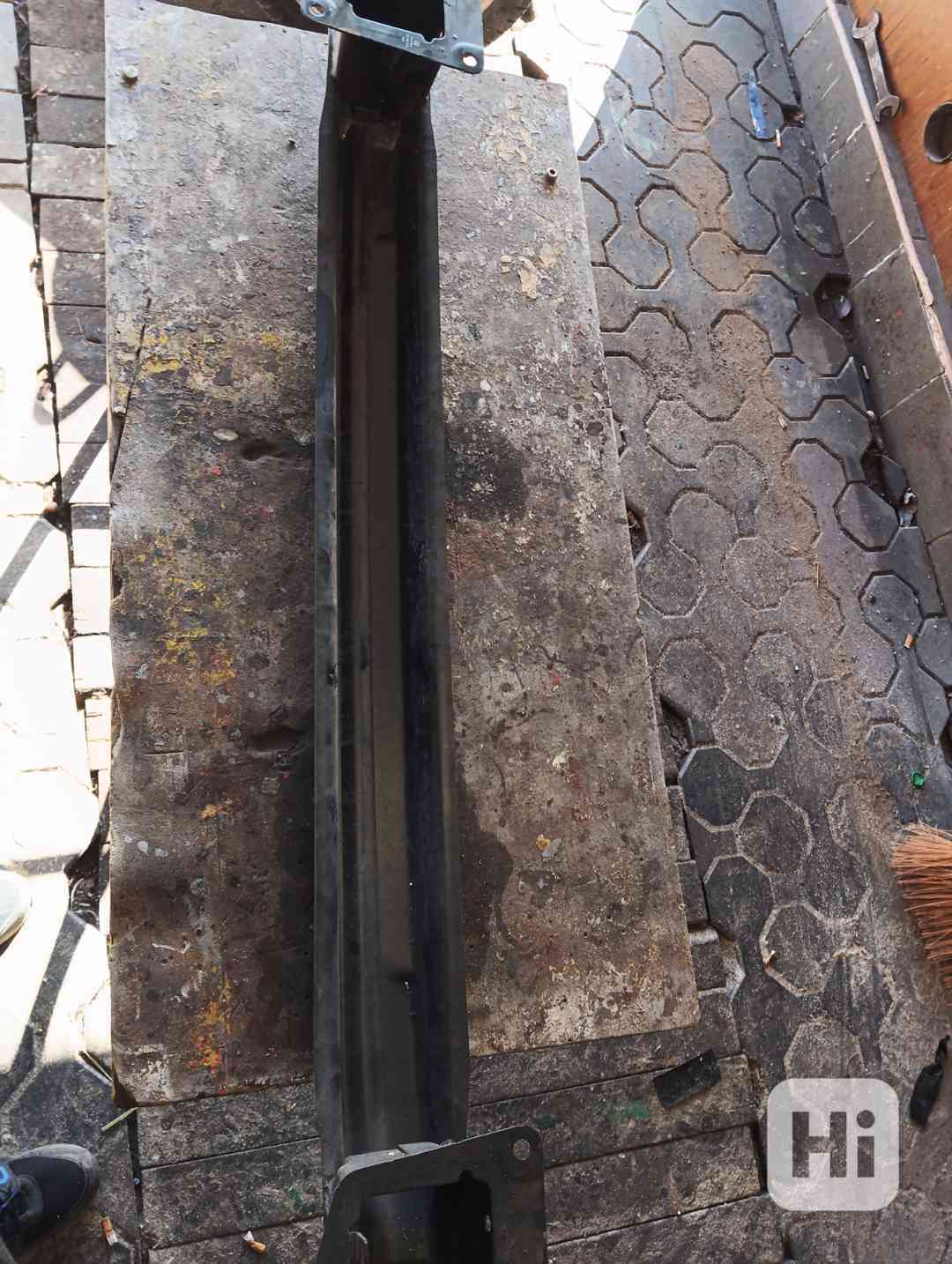 Prodám na VW Passat B6 výstuhu zadního nárazníku - foto 1