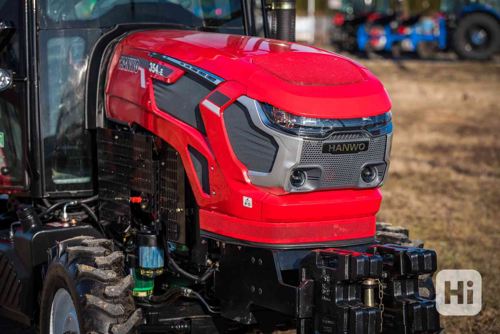 Traktor HANWO HWE 354R, STAGE V, 4 válcový motor víčko - foto 1