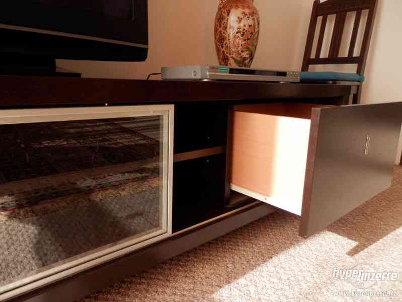 Prodám TV stolek + 2 police - foto 2