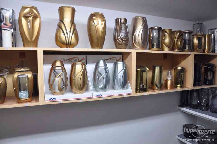 HŘBITOVNÍ DOPLŇKY (lampy, urny, mísy, vázy) - rozumné ceny - foto 17