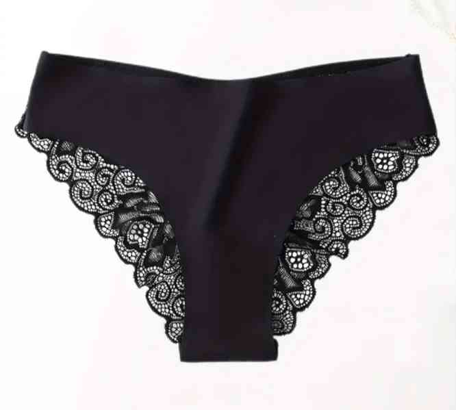 Černé  kalhotky s krajkou 
