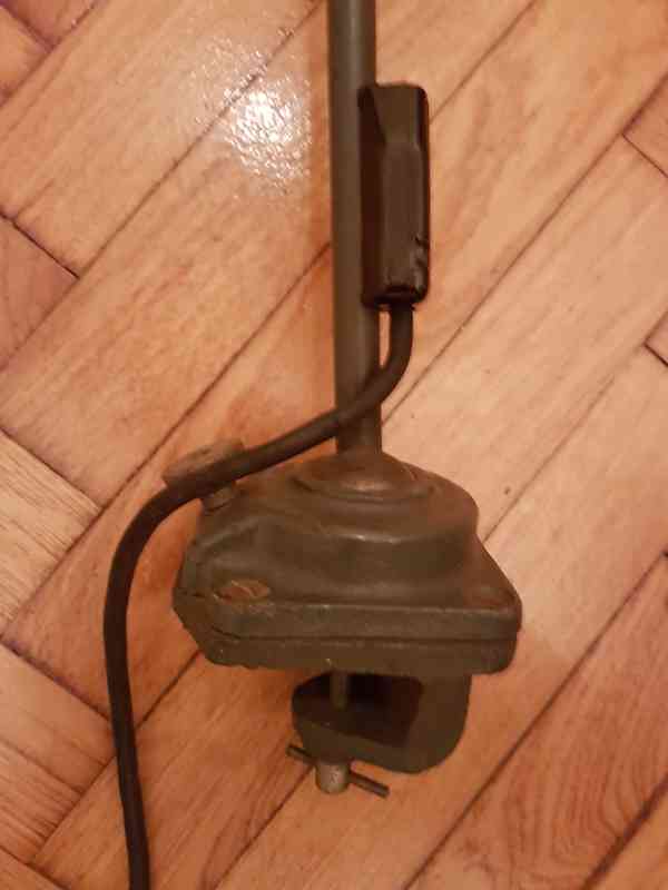 Dílenská stolní lampa s bakelitovým stínidlem - foto 5