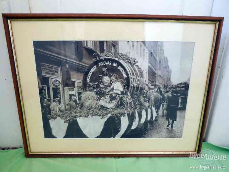 Historické rámované fotografie jako vybavení restaurace - foto 2