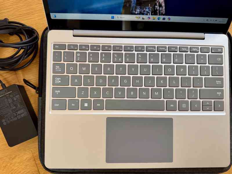 Microsoft Surface Laptop Go 3 256 GB – Windows 11 Pro a obal - foto 2