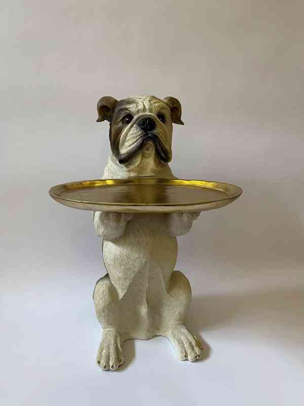 Anglický buldok - socha psa se zlatou miskou