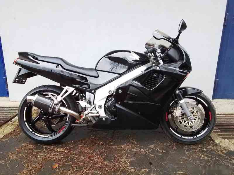Honda VFR 750F - foto 4