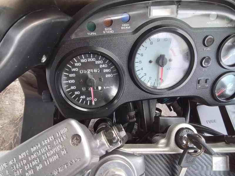 Honda VFR 750F - foto 2
